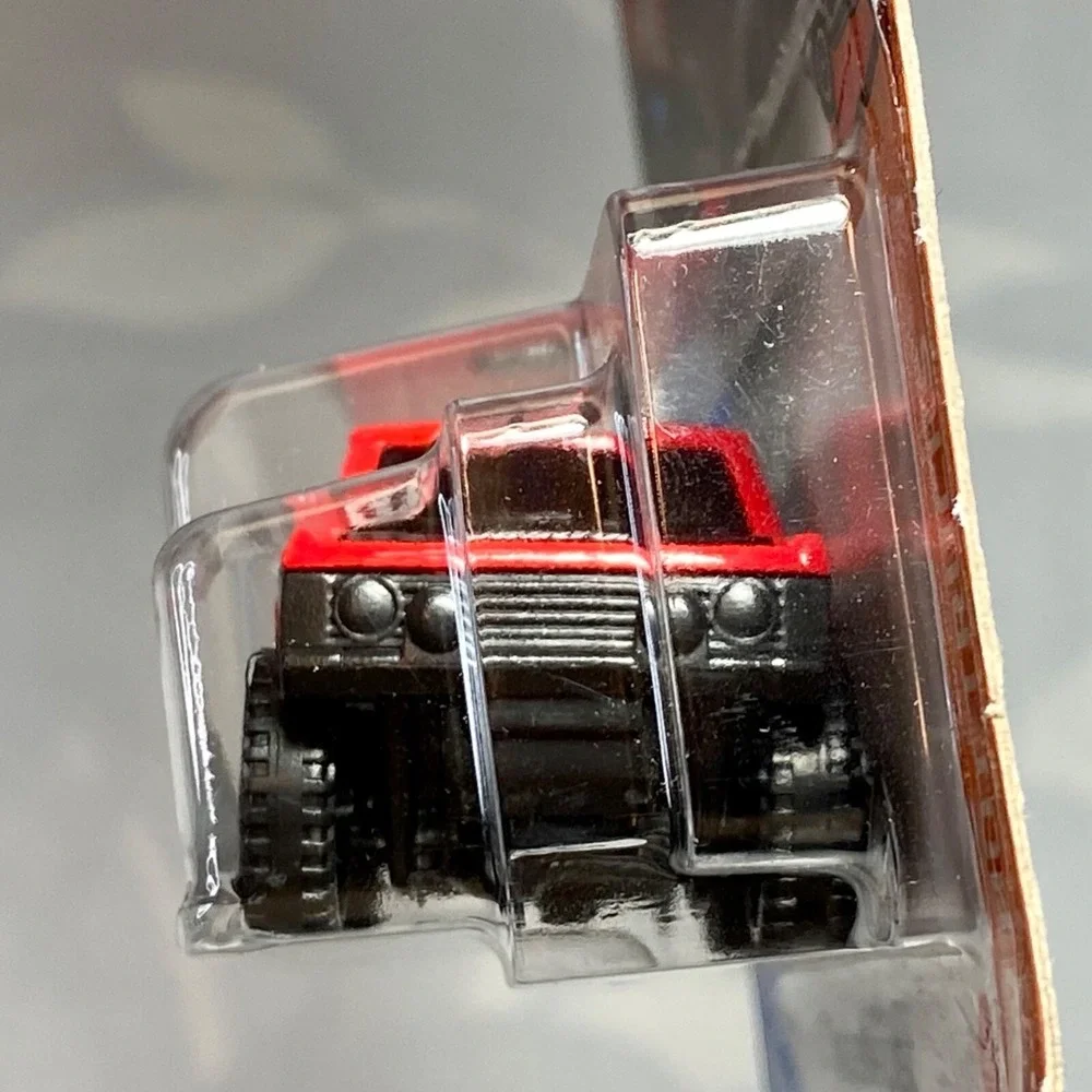Hot Wheels Range Rover Classic 245/250 HW Hot Trucks 10/10 Red 1:64 SUV NIP 2021